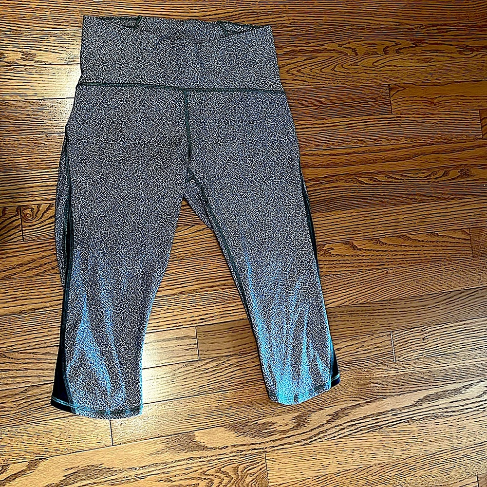 LULULEMON CROP PANTS SIZE 8